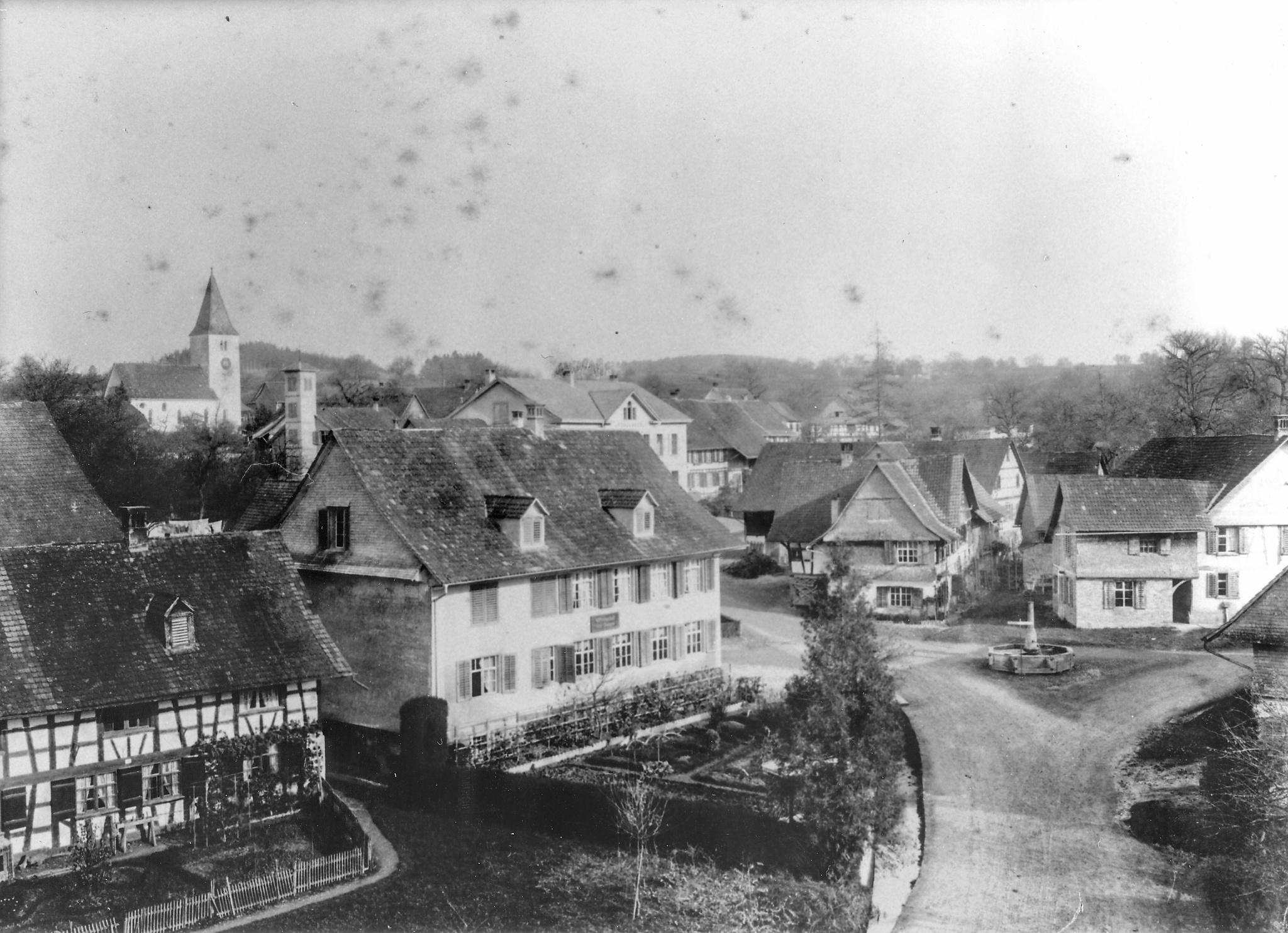 Vermutlich die älteste Aufnahme des Dorfplatzes von Westen her